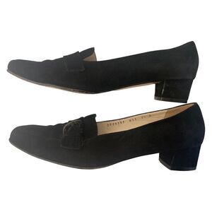 Salvatore Ferragamo boutique black suede pumps size 7.5   Made in Italy.